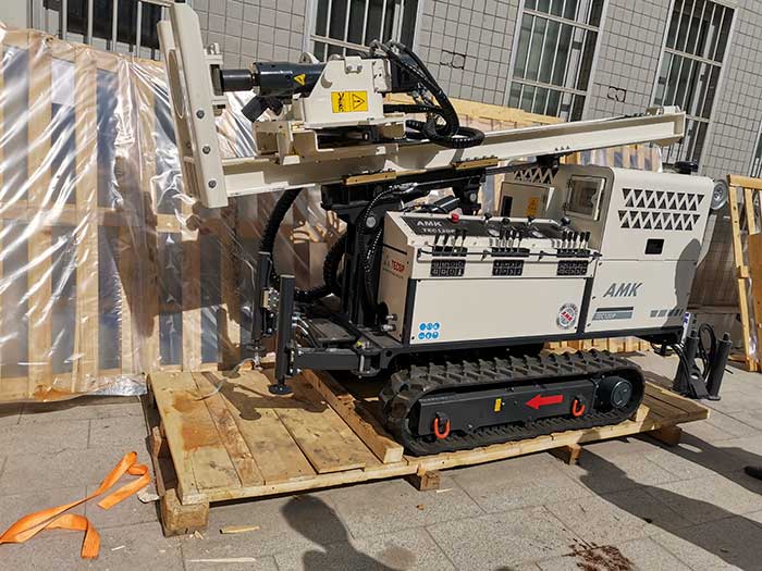 TEC液壓直推式鉆機.jpg